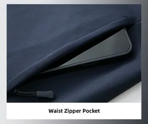 Detail der Reißverschlusstasche an der Taille einer dunkelblauen Jacke mit Smartphone