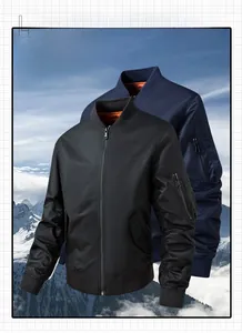Détail du blouson aviateur avec doublure orange, bords-côtes et poche sur la manche