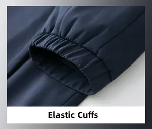 Detailansicht der dunkelblauen Herrenjacke mit elastischen Rippbündchen und Twill-Gewebe