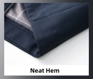 Detailaufnahme des dunkelblauen Jackensaums mit Doppelnaht und gestreiftem Innenfutter