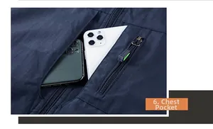 Dettaglio di due tasche sul petto funzionali su gilet blu con spazio per il cellulare