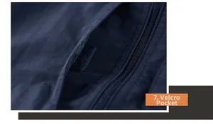 Dettaglio macro del gilet blu scuro con tasca funzionale in velcro e cerniera laterale