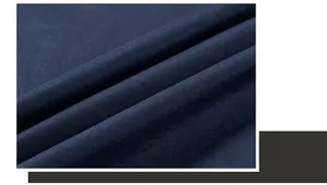 Dettaglio della trama del tessuto twill blu navy con morbido effetto piega e trama fine