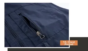 Dettaglio di gilet outdoor blu scuro con tasca sul petto e cerniera con logo SPORTS
