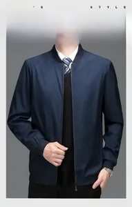 Détails de la veste business bleu marine avec col montant et poignets côtelés