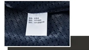 Dettaglio etichetta di lavaggio con tessuto 100% nylon e fodera in mesh traspirante