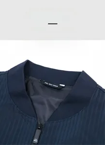 Détail du col de veste bomber bleu marine avec maille côtelée et zip au logo Stylish
