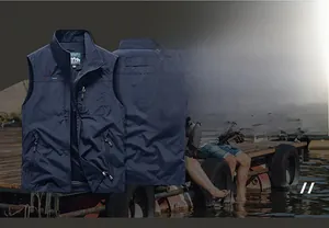 Dettagli di un gilet antivento blu navy da uomo con collo alto e tasche con cerniera