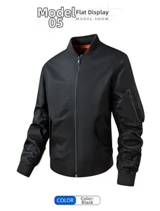 Détail du blouson aviateur noir avec poche zippée et doublure orange classique