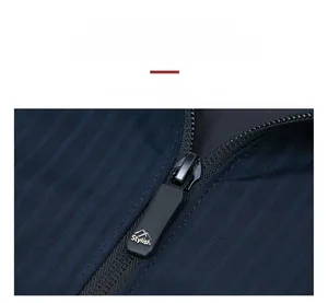 Détail de la fermeture éclair noire mate sur la veste bleu marine en sergé de coton