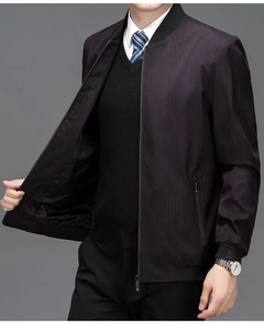 Détail de la veste business violet foncé avec rayures verticales et fermeture éclair