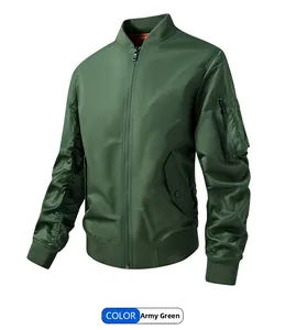 Détail d'un blouson aviateur vert armée avec poche sur la manche et poignets côtelés