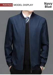 Détail de veste business bleu marine avec texture à rayures verticales et col montant
