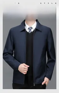 Dettaglio del colletto della giacca business blu navy con cerniera in metallo e risvolto