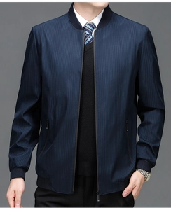 Détail d'une veste business bleu marine avec texture rayée et col montant côtelé