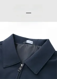 Vista dettagliata della giacca business blu scuro con colletto a revers e zip in metallo
