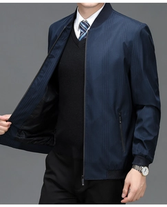Détail de veste business bleu marine avec col montant côtelé et texture verticale fine