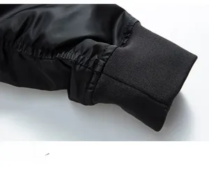 Détail du poignet élastique en maille côtelée sur un blouson aviateur noir de haute qualité