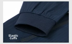 Détail macro de la veste bleu marine avec poignets côtelés élastiques et tissu texturé