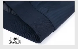 Détail macro de l'ourlet côtelé bleu marine sur une veste pour homme avec rayures