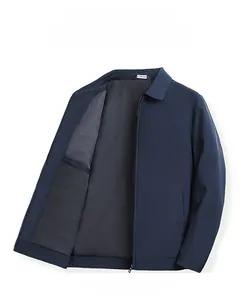 Dettaglio della giacca blu navy che mostra la tasca interna e la fodera grigia
