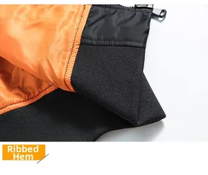 Détail du blouson aviateur noir avec un ourlet côtelé et une doublure intérieure orange