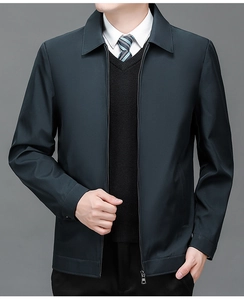 Dettaglio del colletto della giacca business classica in tessuto blu scuro con cravatta