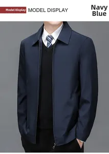 Dettaglio della giacca casual blu navy da uomo con tessuto liscio e chiusura a zip