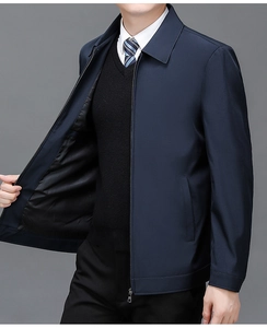 Dettaglio giacca business uomo con zip, revers classici e tasca interna a scomparsa