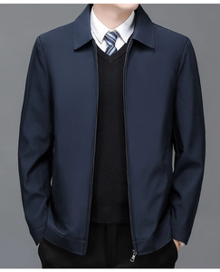 Dettaglio della giacca business blu navy con colletto classico a revers e zip