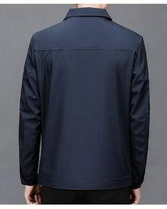 Vista posteriore della giacca casual da uomo blu navy con dettaglio carré classico sul retro