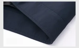 Dettaglio dell'orlo della giacca blu navy da uomo con doppia cucitura su tessuto denso