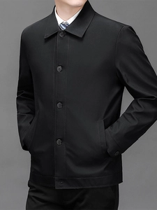 Business-Casual Herrenjacke in Schwarz mit Reverskragen und Knopfverschluss am Model