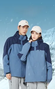Détail de la veste de randonnée 3-en-1 pour couples avec protection vent et neige