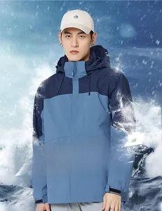 Détail de la veste outdoor imperméable avec capuche coupe-vent et poignets à velcro