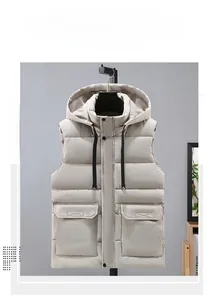 Détails de la veste matelassée beige à capuche avec poches cargo et fermeture éclair