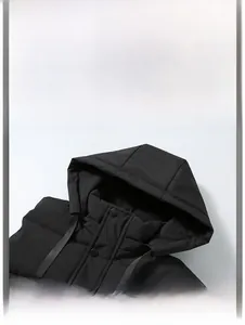 Détail du col à capuche coupe-vent et de la fermeture à boutons-pression du gilet noir