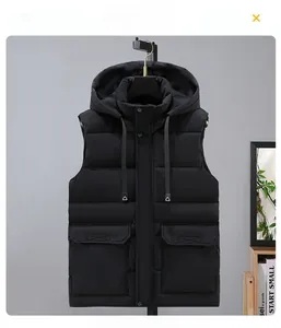 Vue détaillée du gilet à capuche noir avec rembourrage matelassé et poches utilitaires