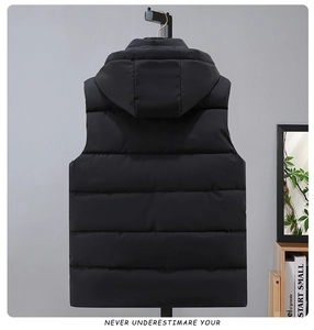 Vue arrière d'un gilet à capuche noir avec matelassage horizontal et style décontracté