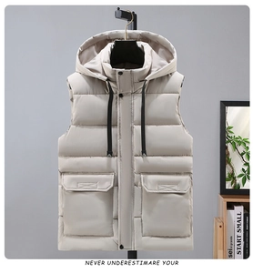 Détail de la veste sans manche matelassée à capuche avec grandes poches et boutonnage