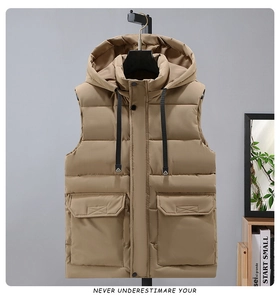 Détail du gilet à capuche kaki avec de grandes poches cargo et des cordons de serrage réglables
