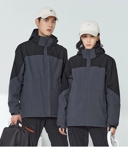 Détail de veste à capuche coupe-vent avec poignets velcro et tissu imperméable