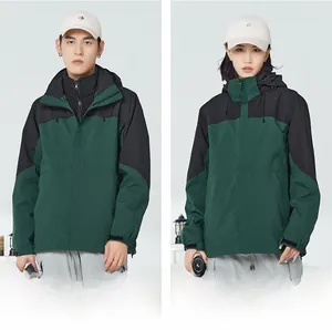 Détail de vestes d'extérieur imperméables avec design bicolore vert foncé et poignets velcro