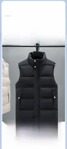 Detailansicht der schwarzen Winterweste mit Stehkragen und gestepptem Textur-Design