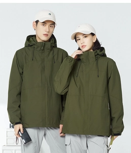 Détail de la veste d'extérieur imperméable vert olive avec capuche et poignets velcro