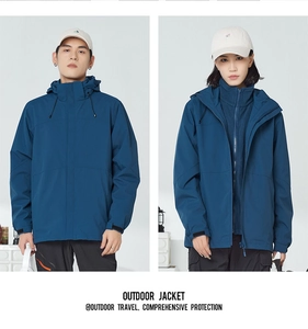 Détail de veste outdoor 3-en-1 imperméable avec poignets velcro réglables et capuche
