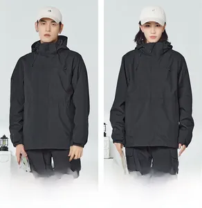 Détail du tissu imperméable et des poignets réglables en velcro sur la veste d'extérieur noire