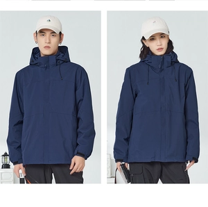 Détail de la veste outdoor 3-en-1 imperméable avec poignets velcro et capuche