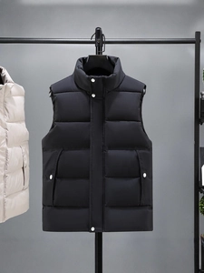 Herren Winterstiefel Weste in Schwarz mit Stehkragen und silbernen Metallknöpfen