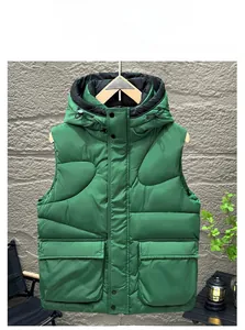 Détails de la veste matelassée vert émeraude avec capuche et grandes poches cargo de style